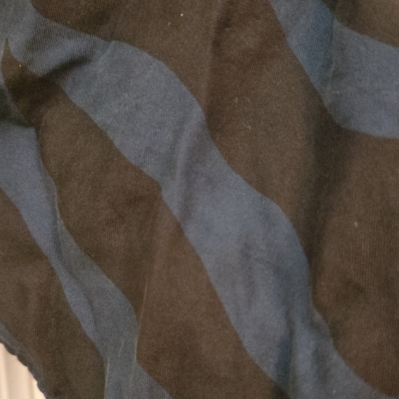 Black and Gold Ruffle Top - Picture 5 of 6